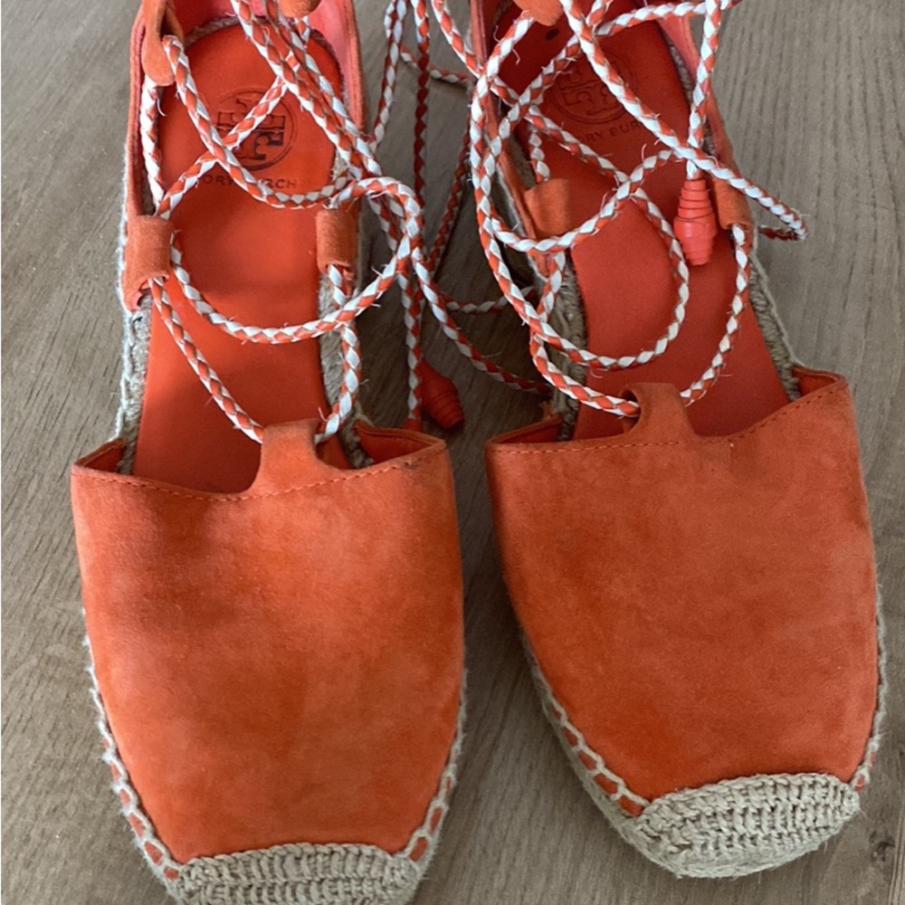 Tory Burch Sandals / baby heels Size: 7